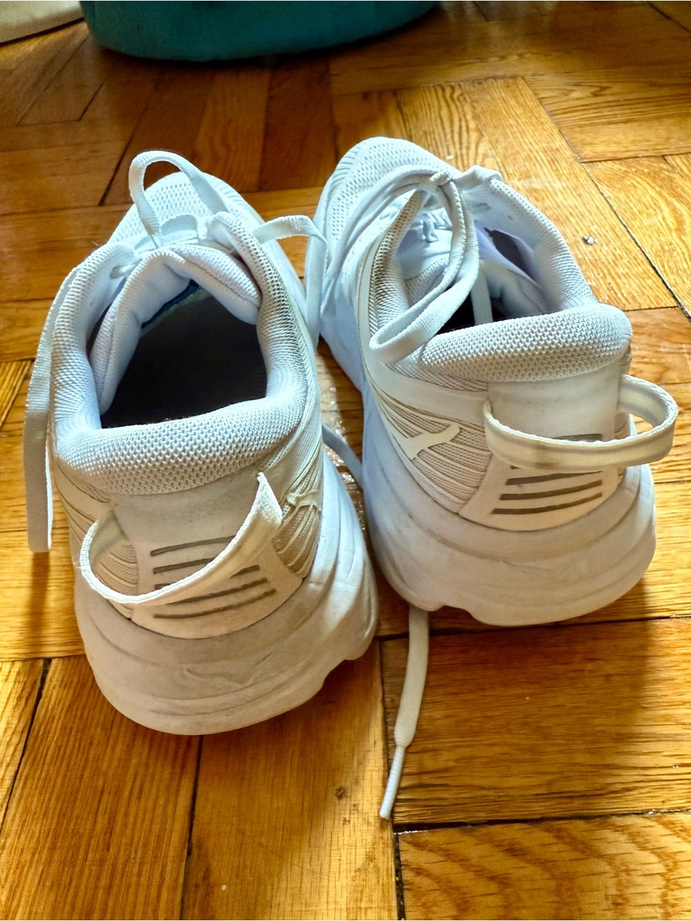 Hoka all white Bondi 7 Women’s 8.5 - Picture 10 of 10